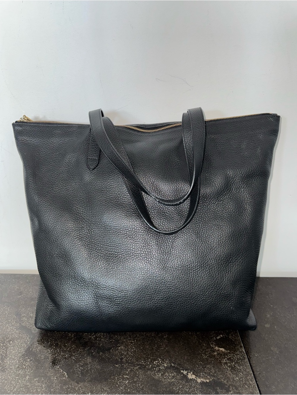 Cuyana Classic Zipper Top Tote in Pebbled Black Leather